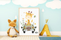 Aranżacja pokoju dzieciecego. Na komodzie postawiony jest plakat żyrafą jadącą samochodem terenowym.