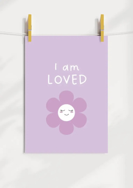 Plakat przedstawia fioletową uśmiechnietą stokrotkę z napisem I am loved