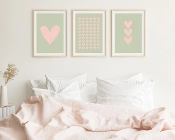 Zdjęcie przedstawia aranżacje sypiali z wiszącymi na ścianie trzema plakatami na których są serduszka 